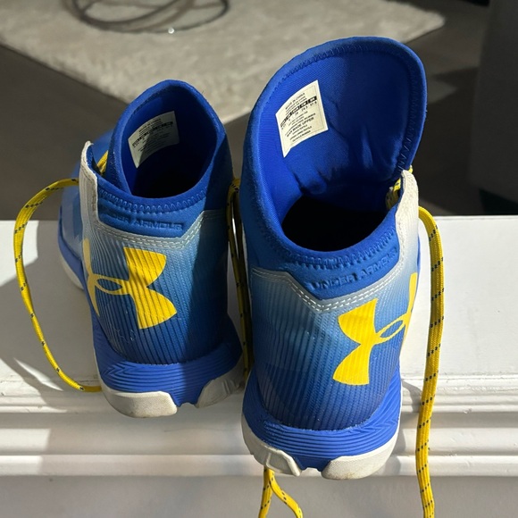 Stephen Curry Men’s basketball shoes. Size 6.5. Worn twice. Clean condition. - Picture 3 of 8